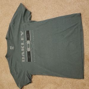 Oakley t-shirt